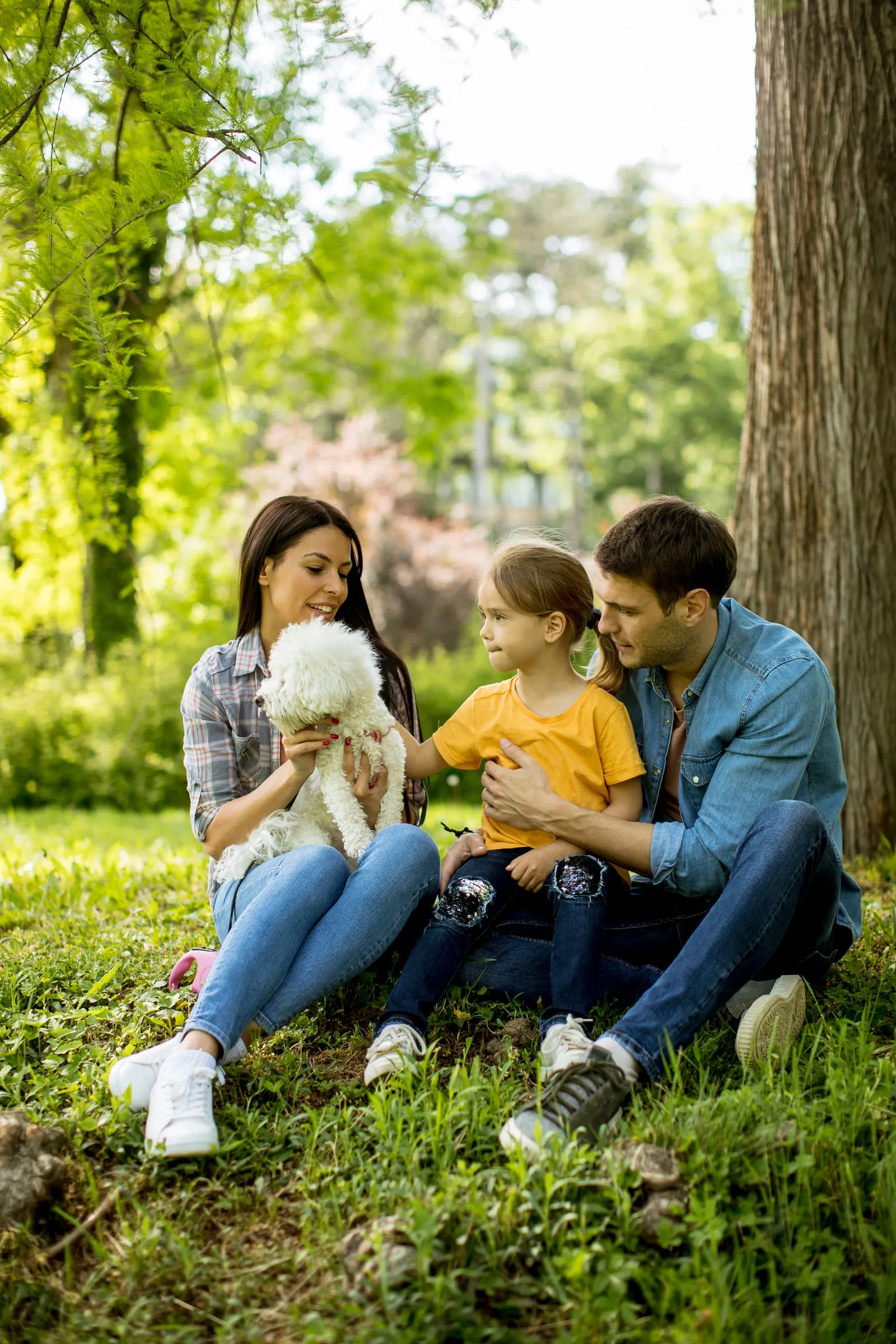 Familia disfrutando de un momento juntos al aire libre