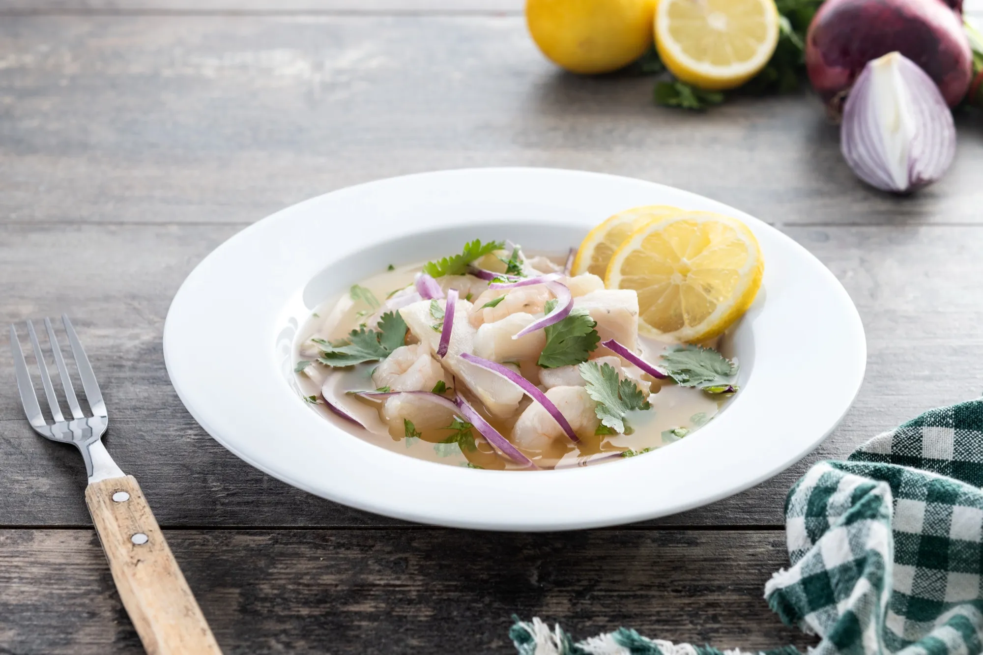 Ceviche panameño de pescado fresco con cebolla morada y limón
