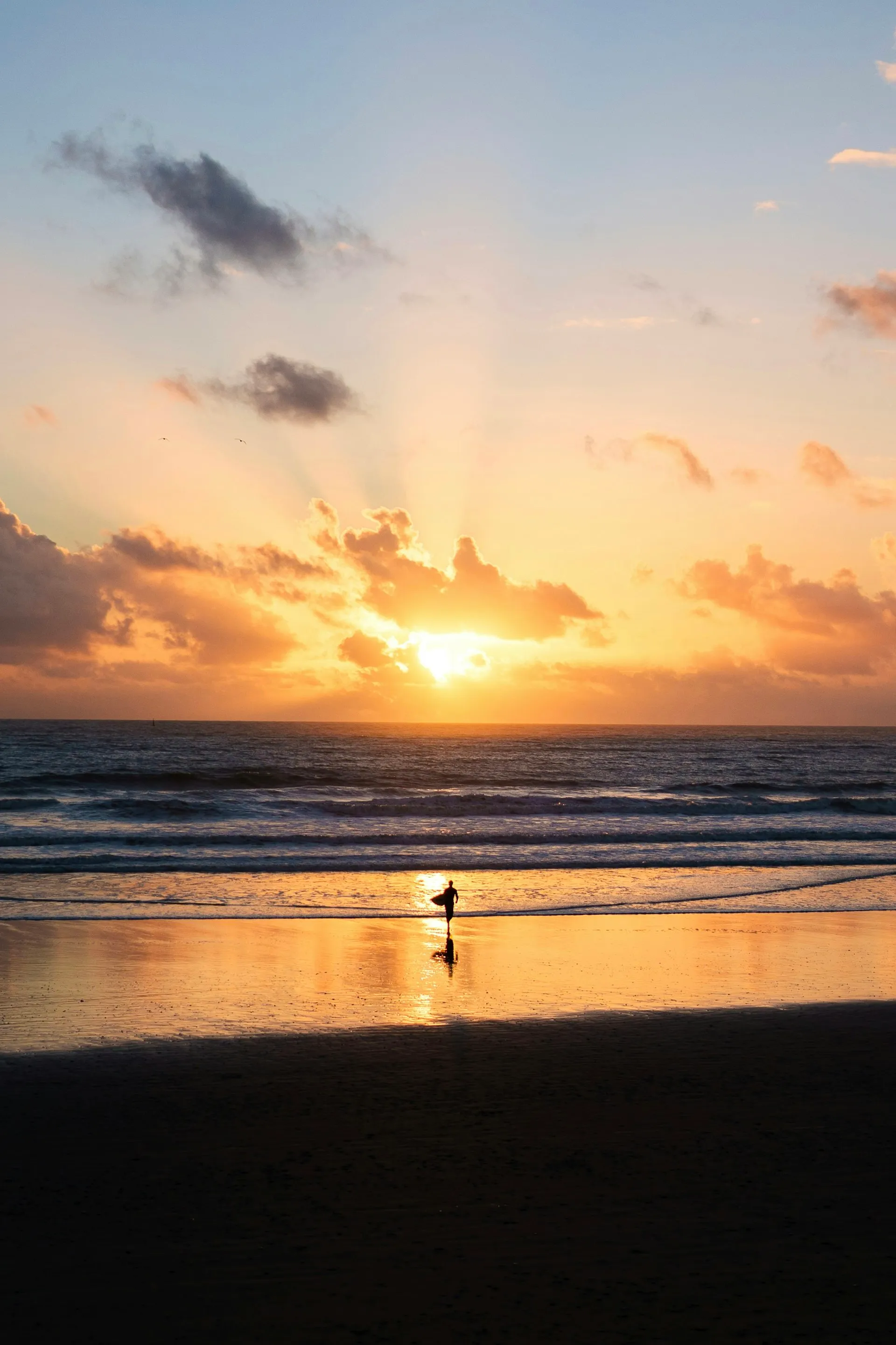 Surfista al atardecer en una playa de Azuero